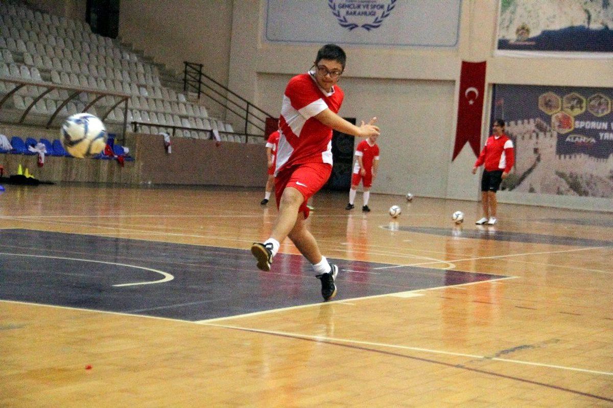Down Sendromlular Futsal Milli Takımı Alanya\'da hazırlıklarını sürdürüyor