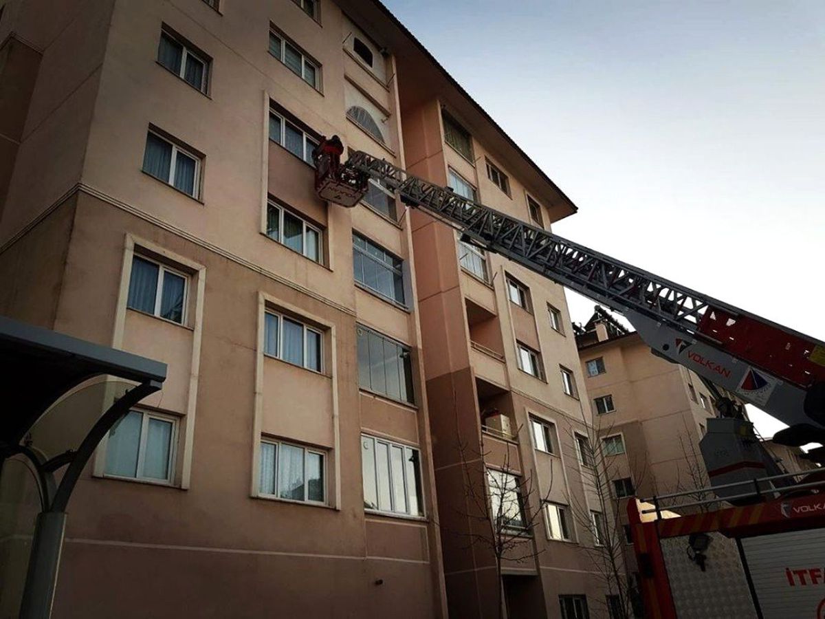 Evde mahsur kalan çocuğu itfaiye kurtardı