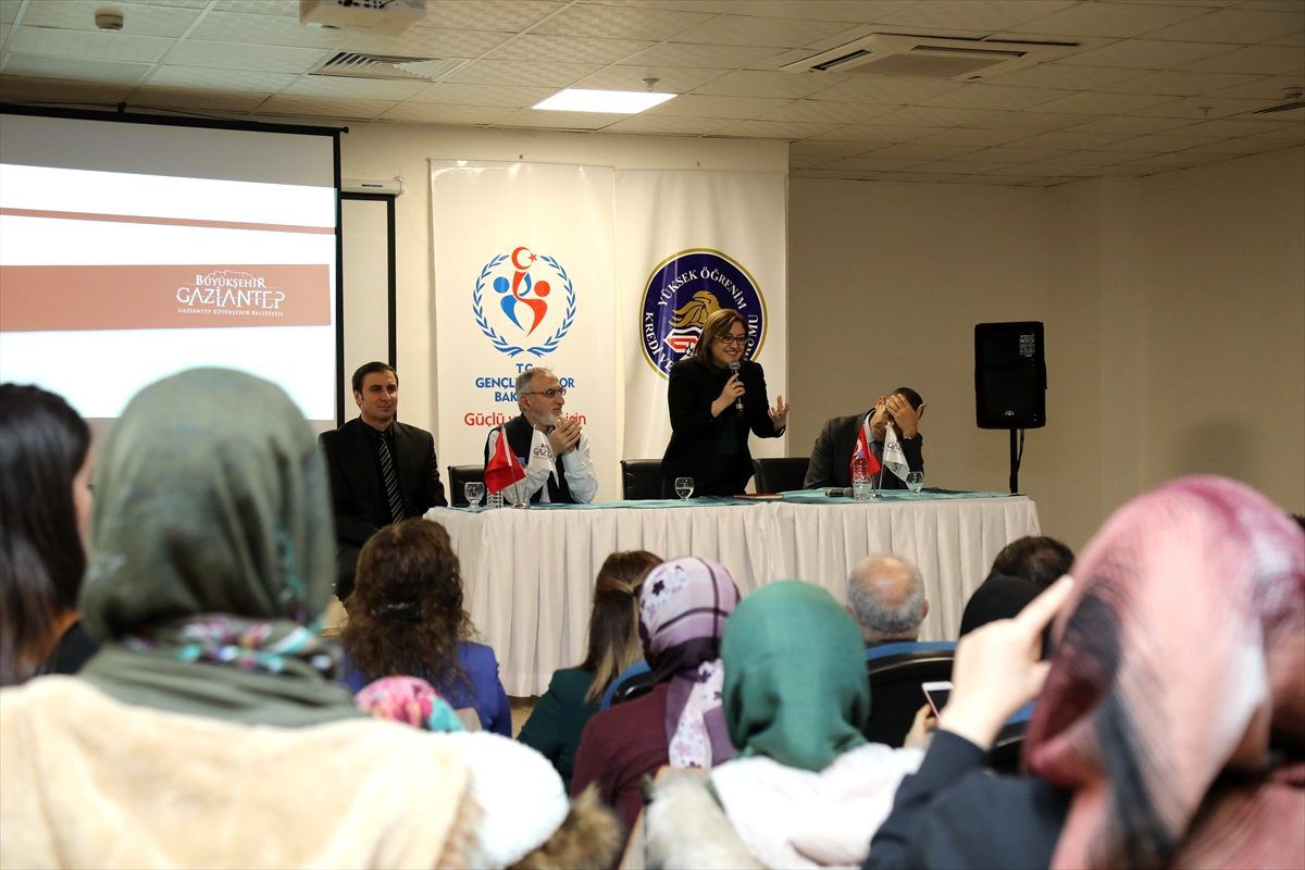 Gaziantep Büyükşehir Belediye Başkanı Şahin üniversiteli kızlarla buluştu