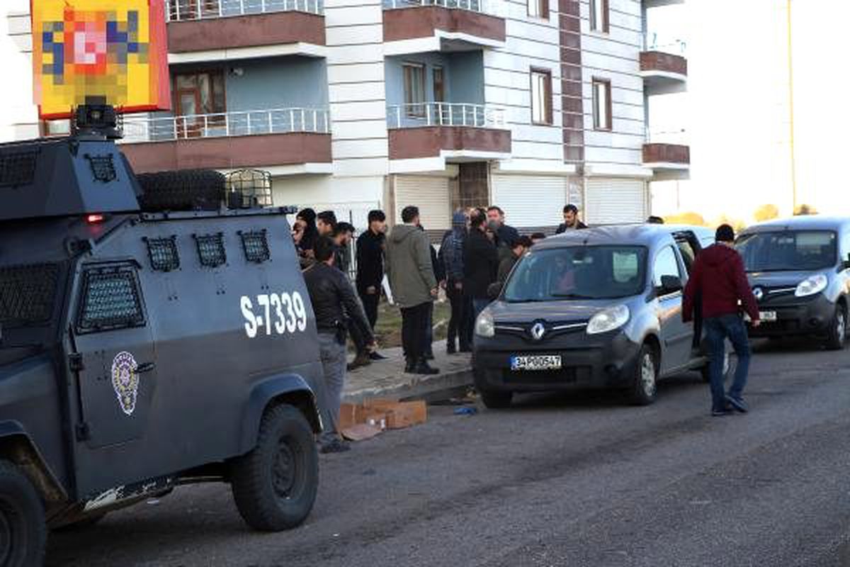 Genç kızın, evinin önünde cesedi bulundu