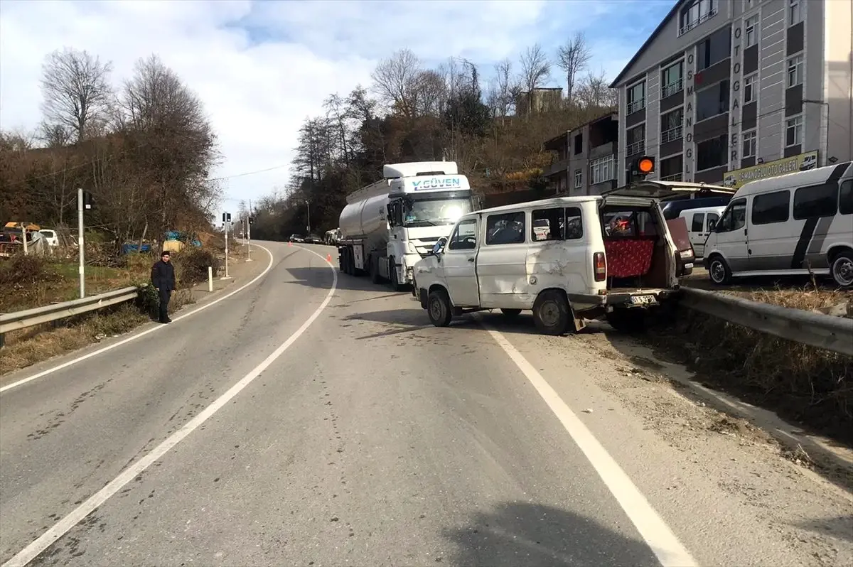 Giresun\'da tır ile minibüs çarpıştı: 2 yaralı