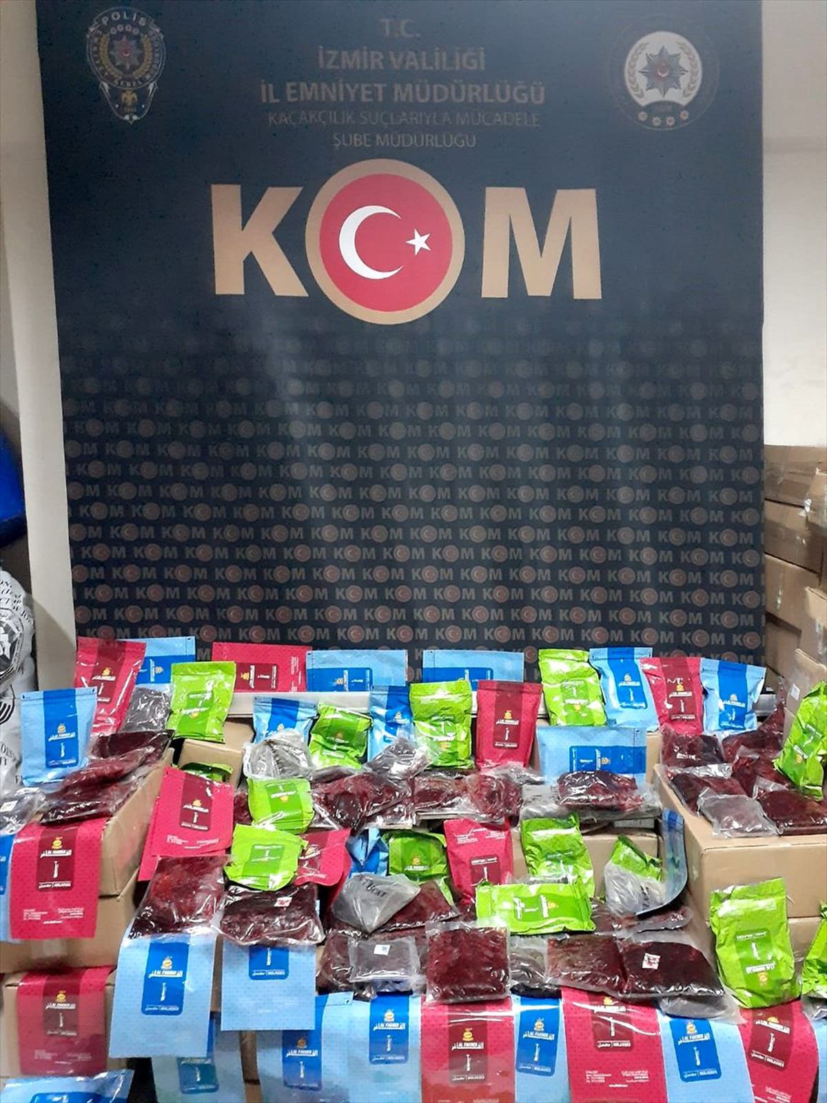 İzmir\'de kaçakçılık operasyonlarında 4 şüpheli yakalandı
