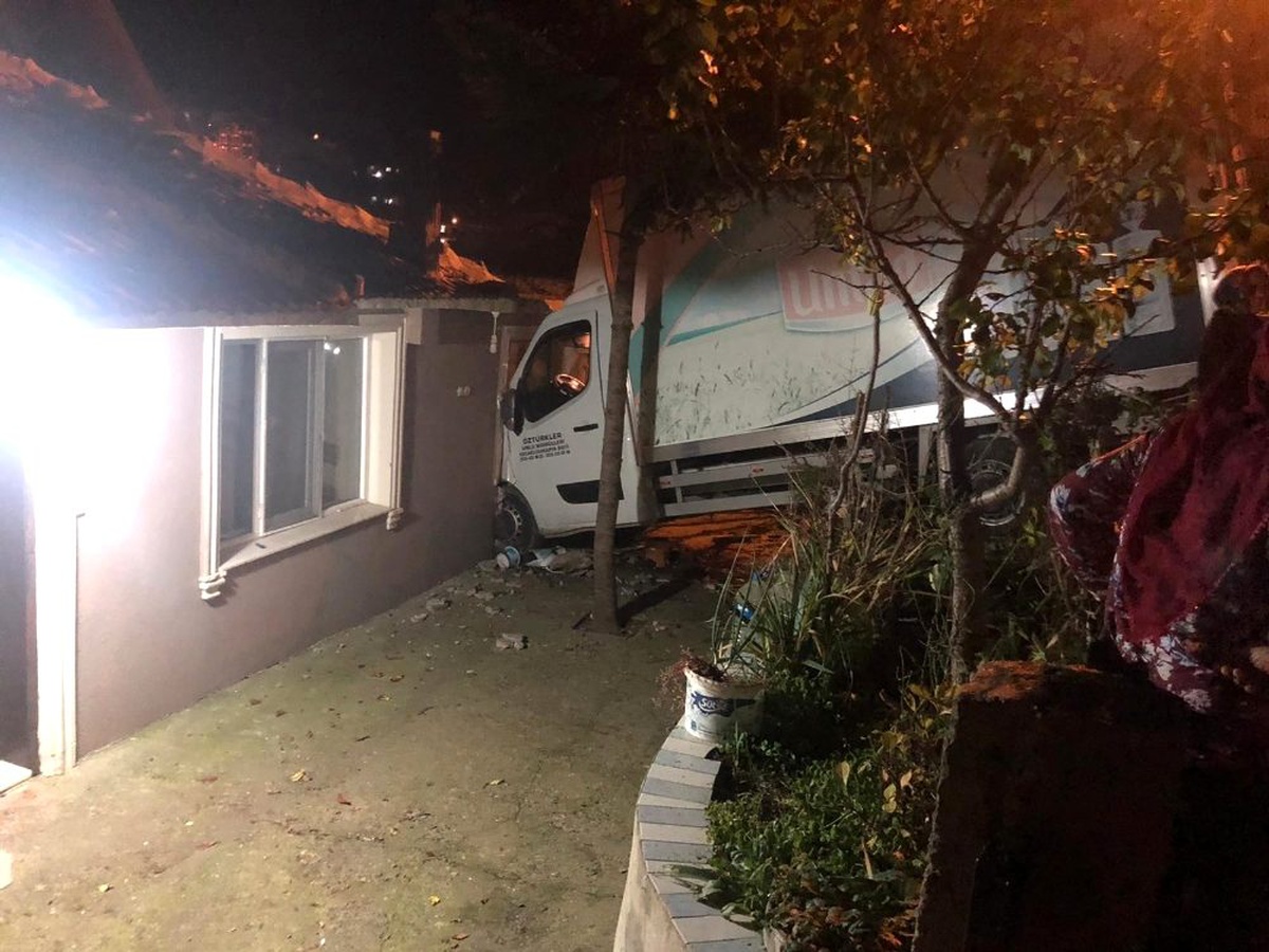 Kamyonet eve girdi, ev sakinleri kazayı ucuz atlattı