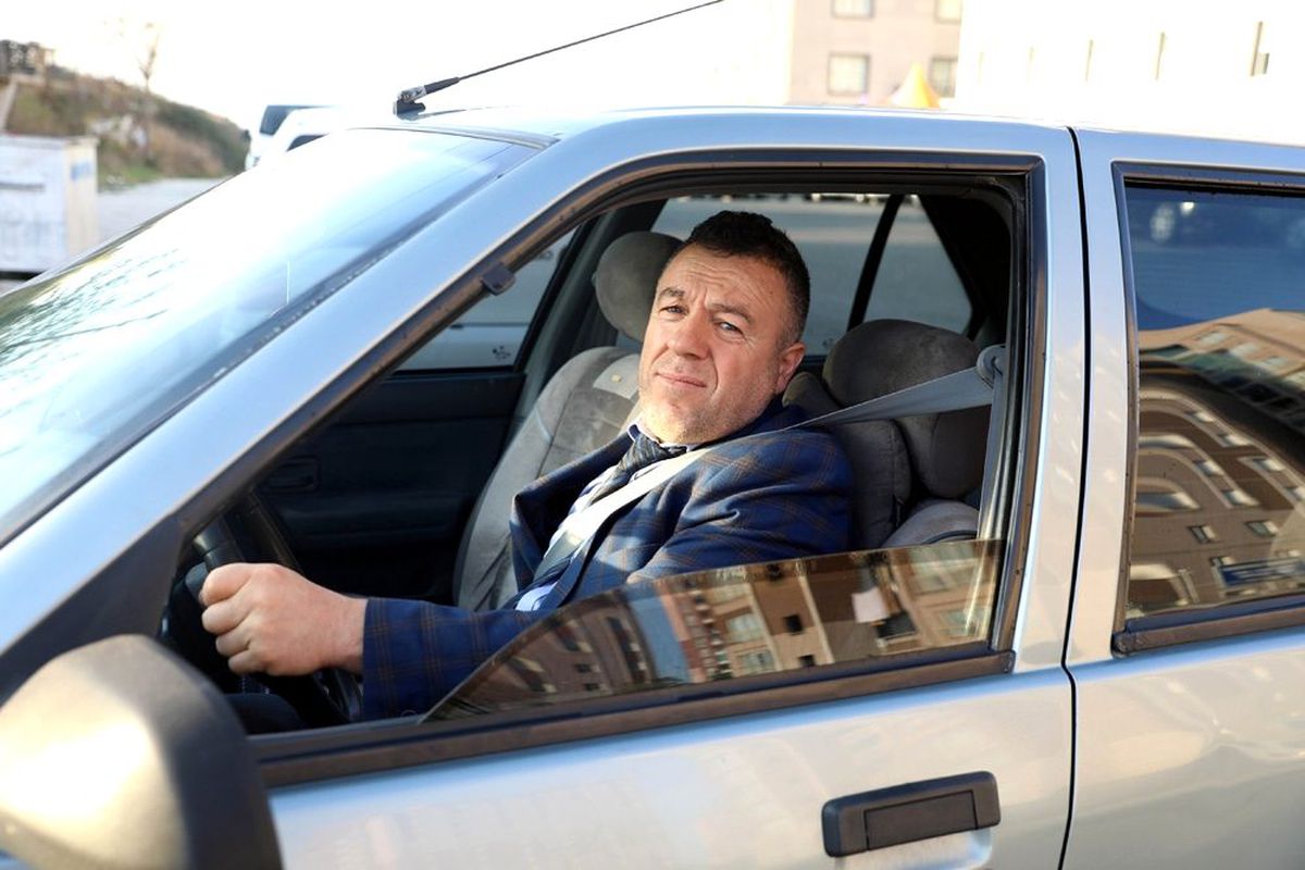 Kendisine ceza yazdırmak için 1 saat trafik polisi aradı