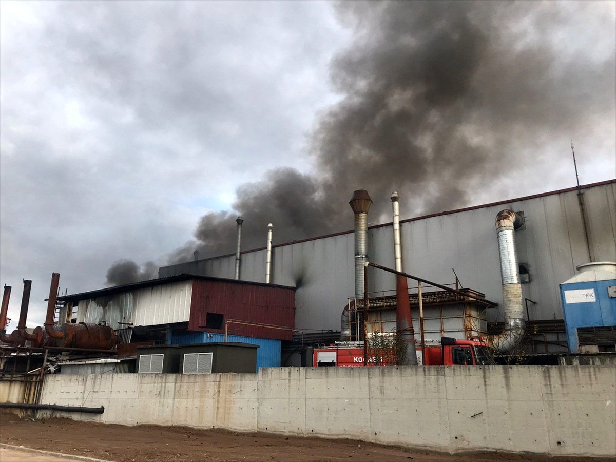 Kocaeli\'de endüstriyel geri dönüşüm fabrikasında yangın