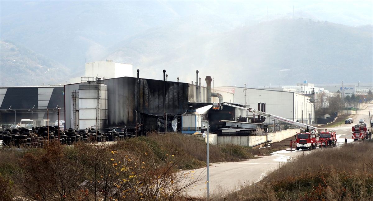 Kocaeli\'de endüstriyel geri dönüşüm fabrikasındaki yangın kontrol altına alındı