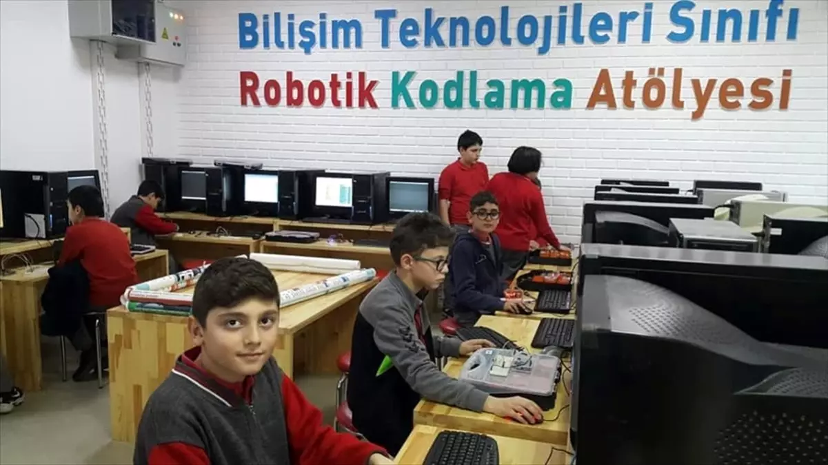 Kodlama atölyelerinde öğrenciler geleceğe hazırlanıyor