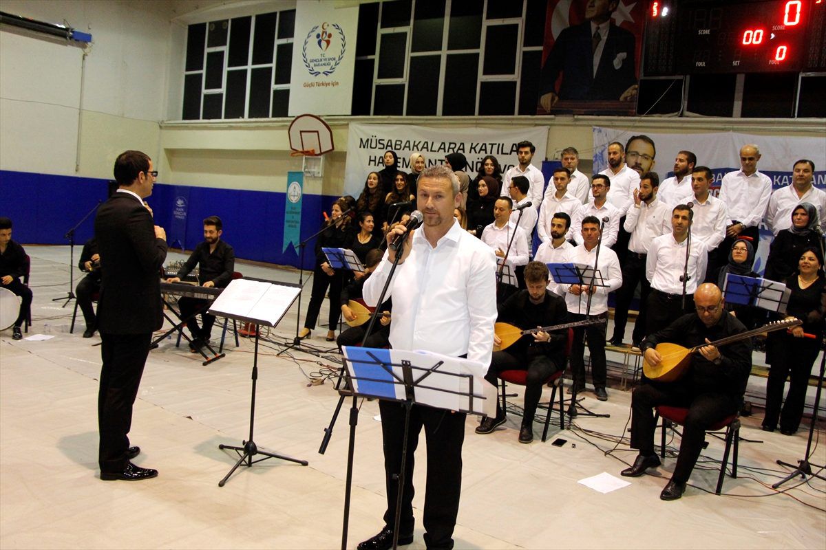 Konserini yarıda kesip kız arkadaşına evlilik teklif etti