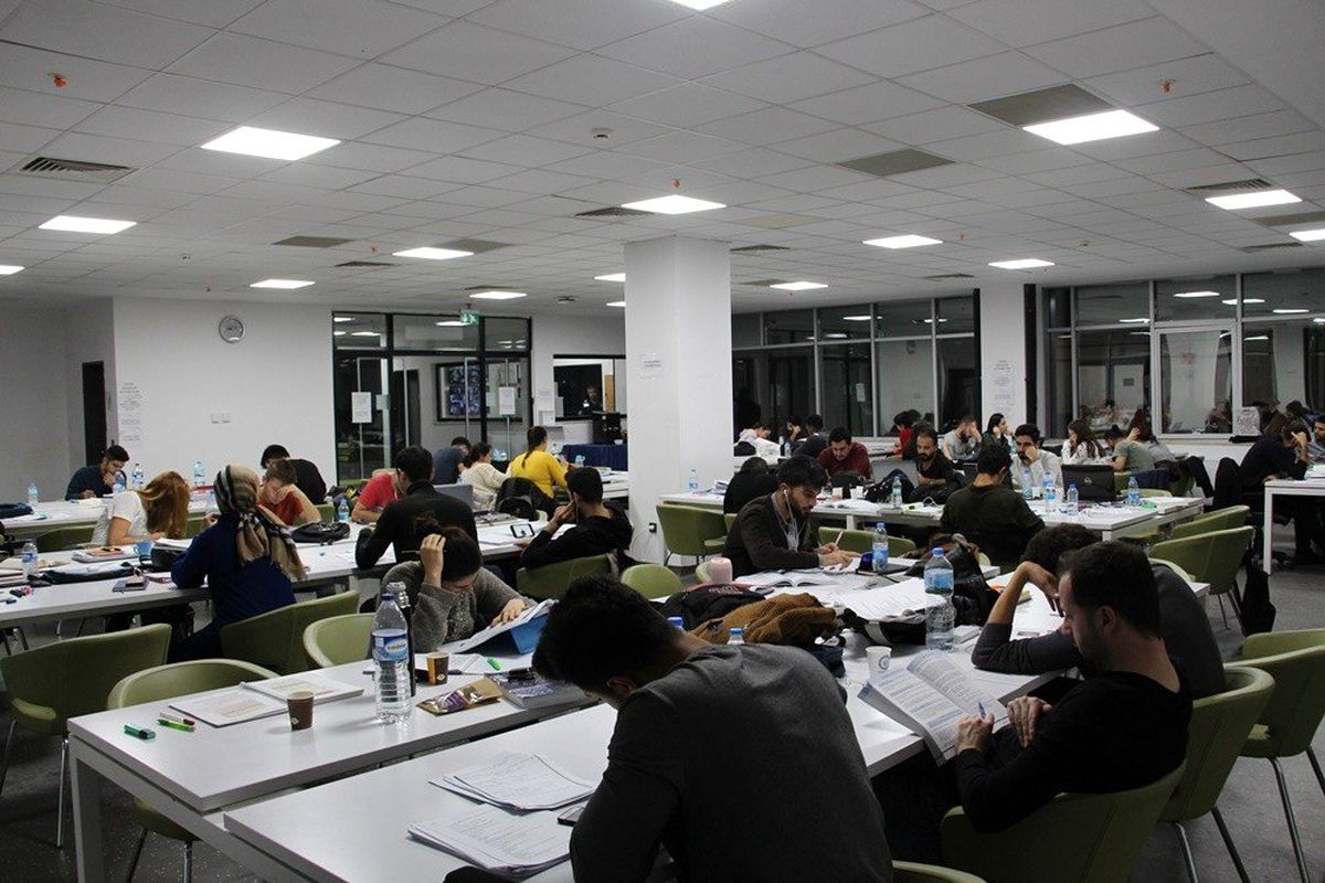 Kütüphanede ders çalışan öğrencilere sıcak çorba ikramı