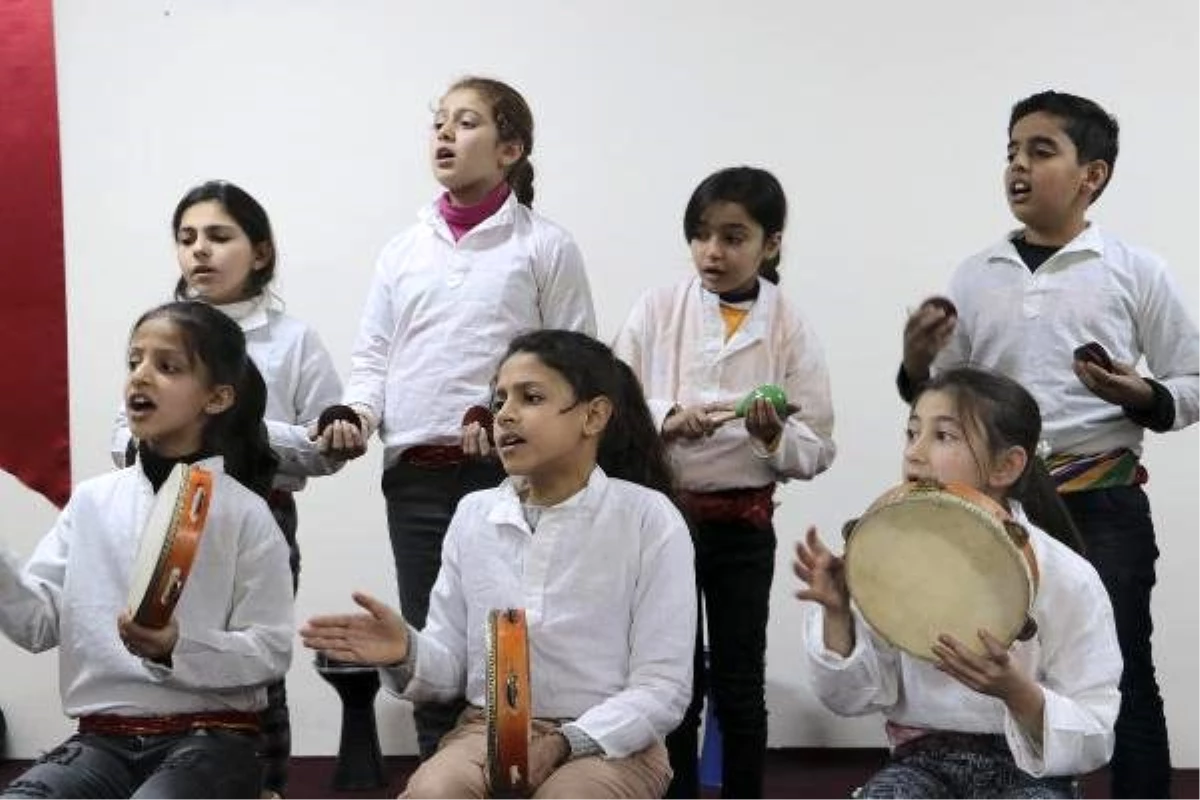 Müzeyyen öğretmen, Suriyeli öğrencilere Türkçeyi türkülerle öğretti