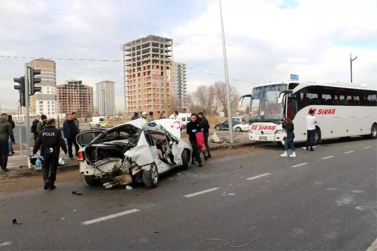 Nişanlı çifti trafik kazası ayırdı