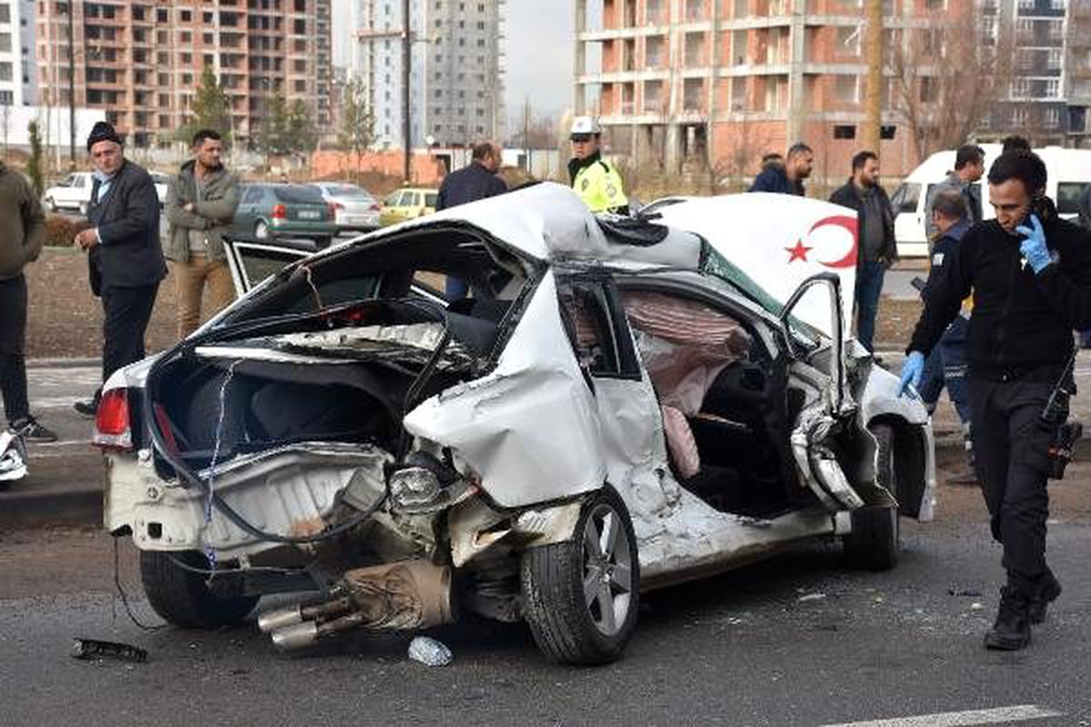 Polis memuru kazada öldü, 3 aylık nişanlısı yaralandı
