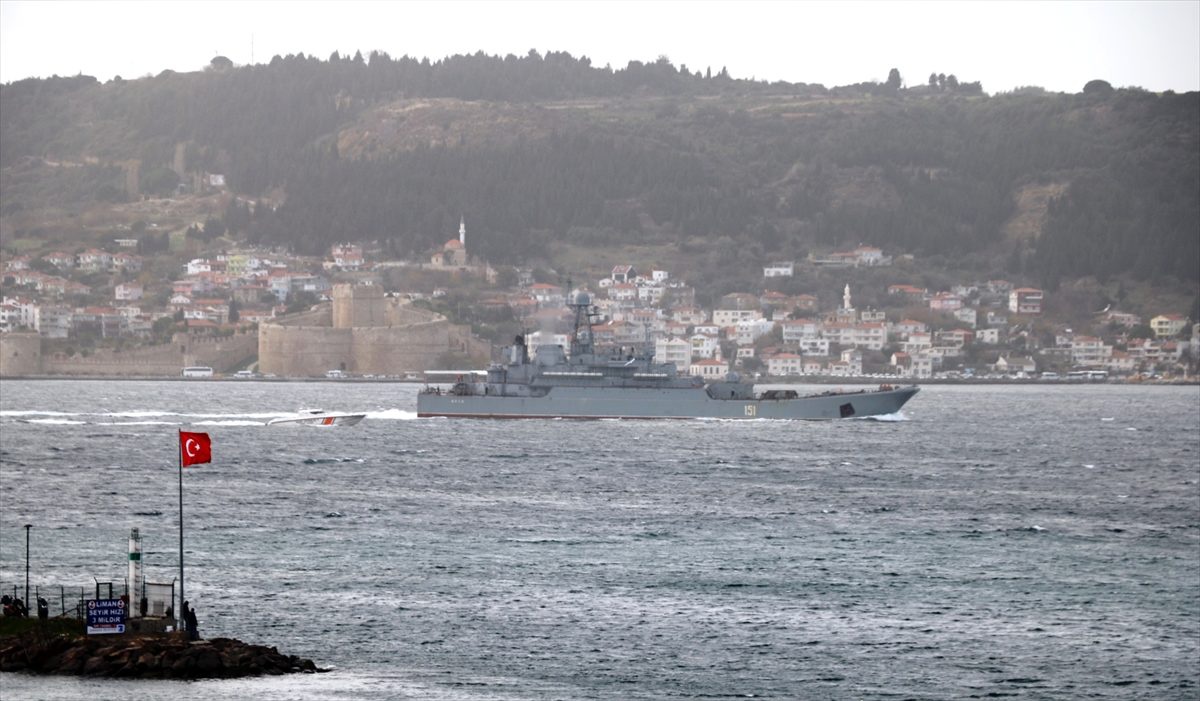 Rus askeri gemisi Çanakkale Boğazı\'ndan geçti