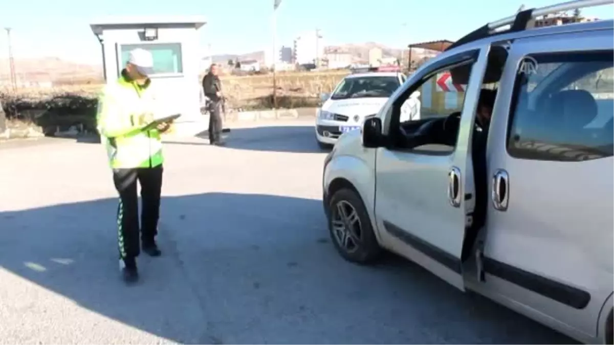 Trafik kontrolünde denk geldiği eşine ceza yazdı