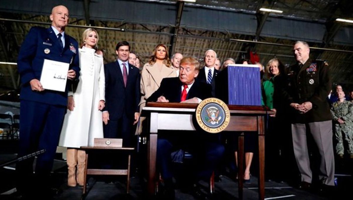 Trump, Türkiye\'ye yaptırımları da içeren savunma bütçesini imzaladı