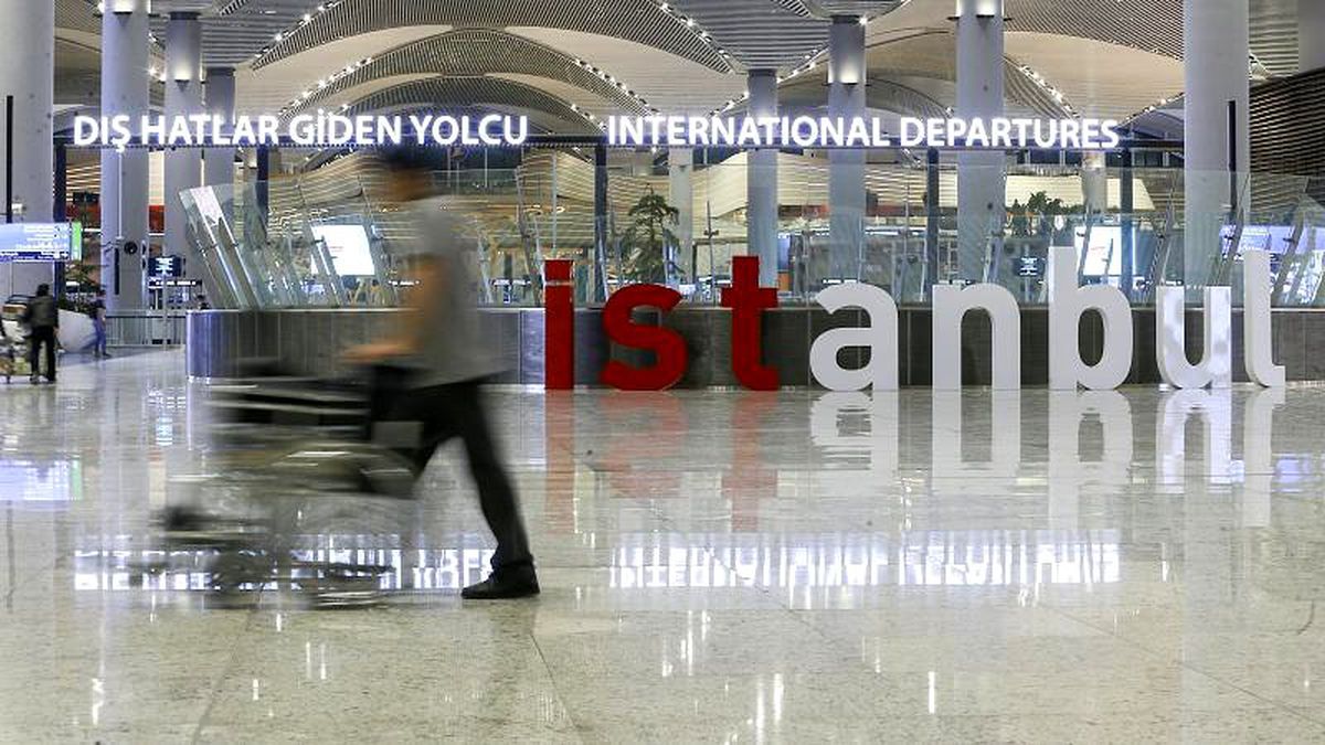 Türkiye\'den sahte kimlik belgeleriyle Fransa\'ya gitmek isteyen 34 kişi yakalandı