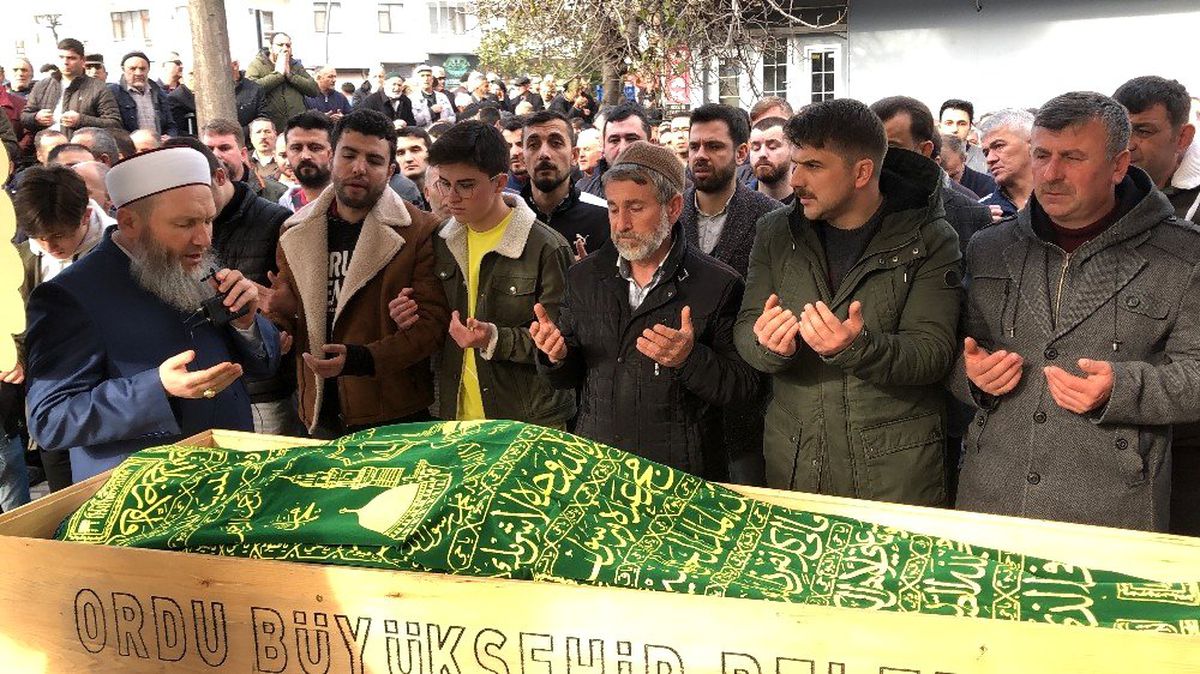 Uçakta rahatsızlanarak hayatını kaybeden genç son yolculuğuna uğurlandı