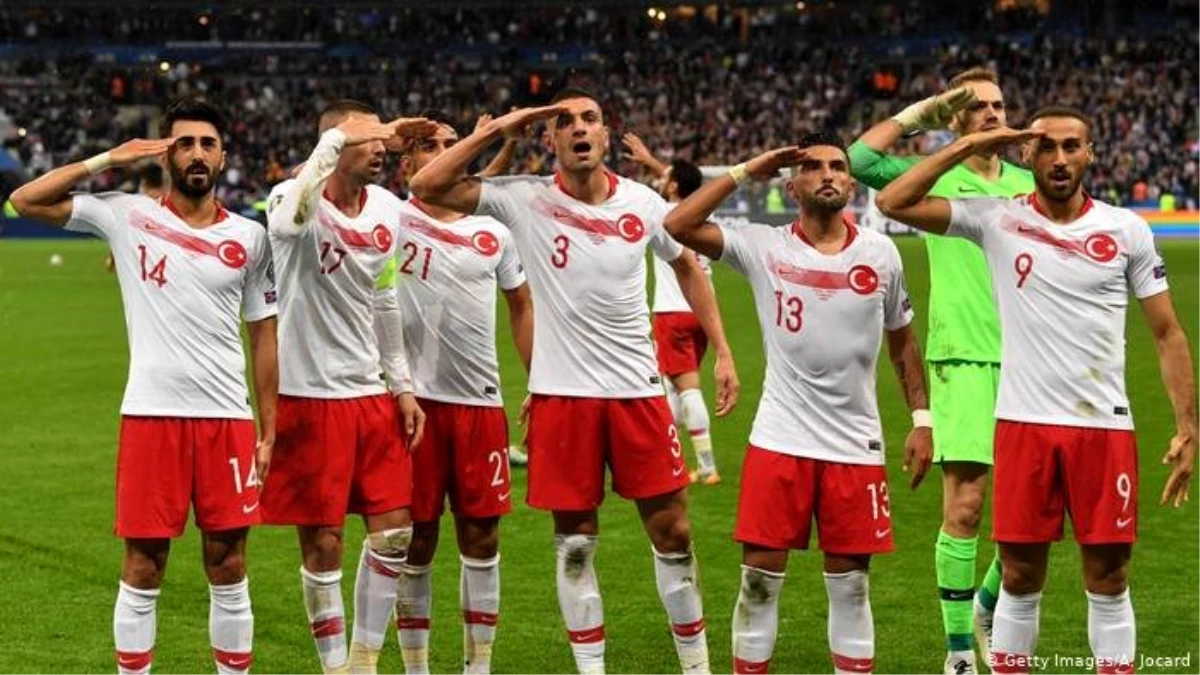 UEFA\'dan Türkiye\'ye asker selamı cezası