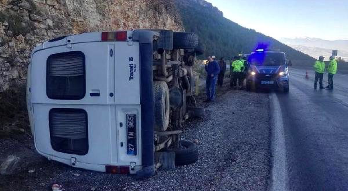 Üniversite personelini taşıyan minibüs devrildi: 6 yaralı