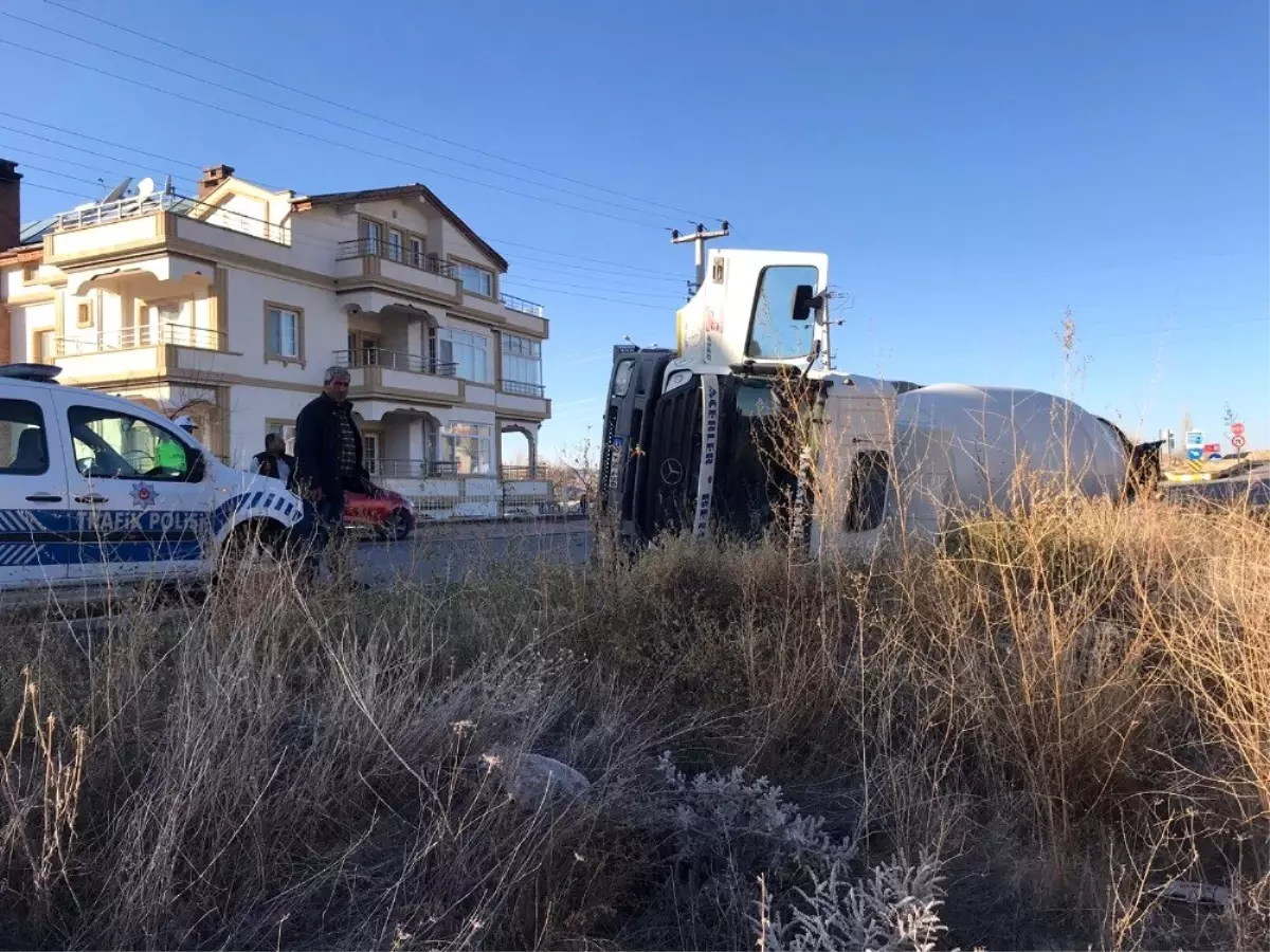 Ürgüp\'te beton mikseri yan yattı