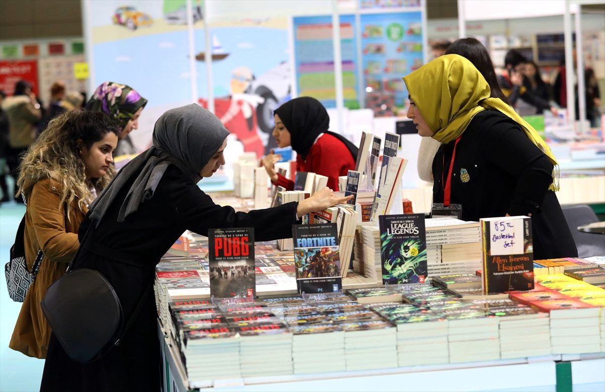 Vanlılardan kitap fuarına yoğun ilgi