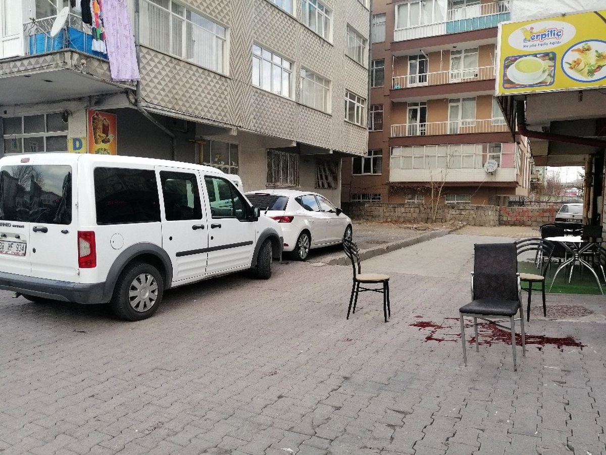 Yaslandığı demir korkuluk kırıldı, 2. kattan yere çakıldı