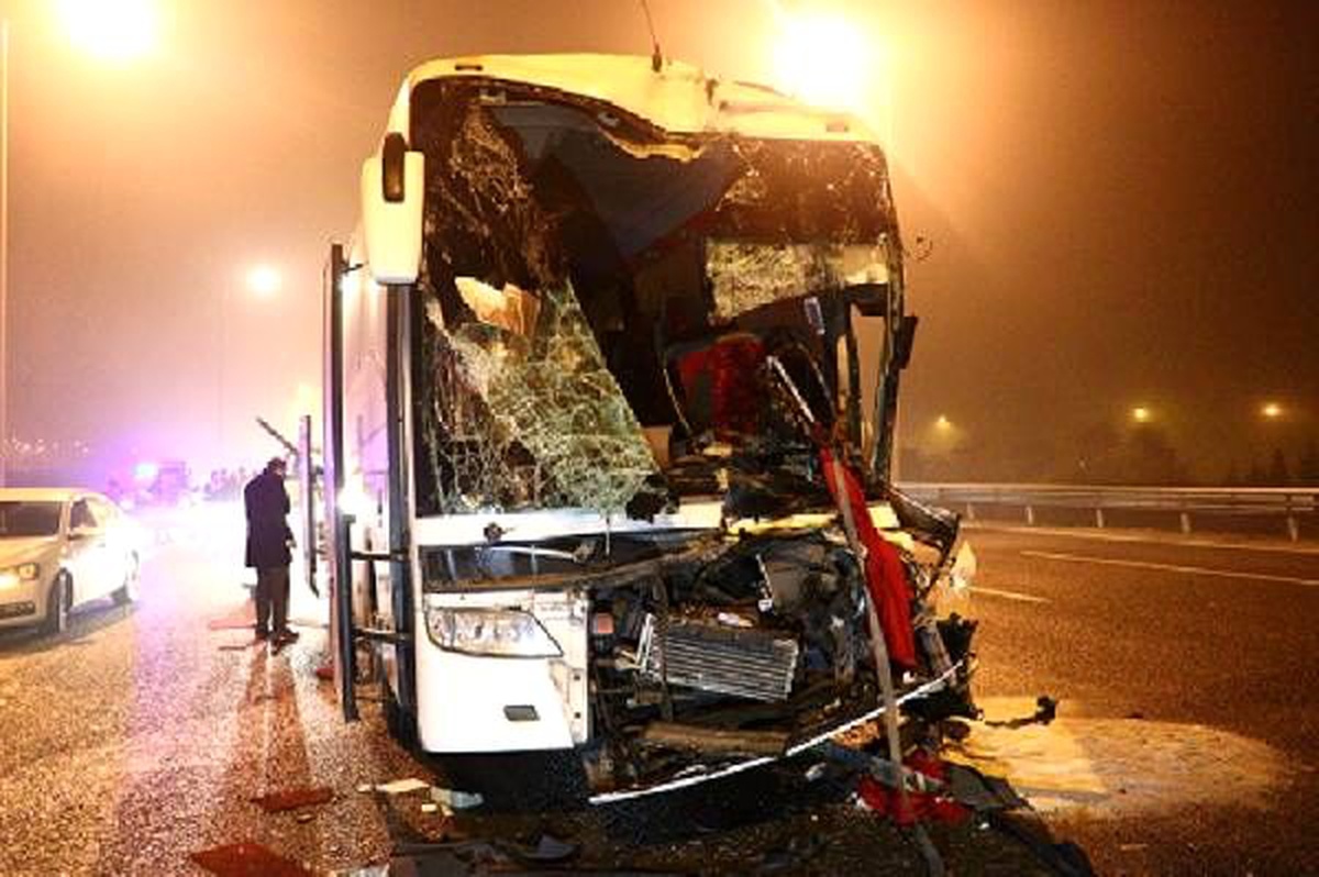 Yolcu otobüsü, otomobil ve TIR\'a çarptı: 9 yaralı
