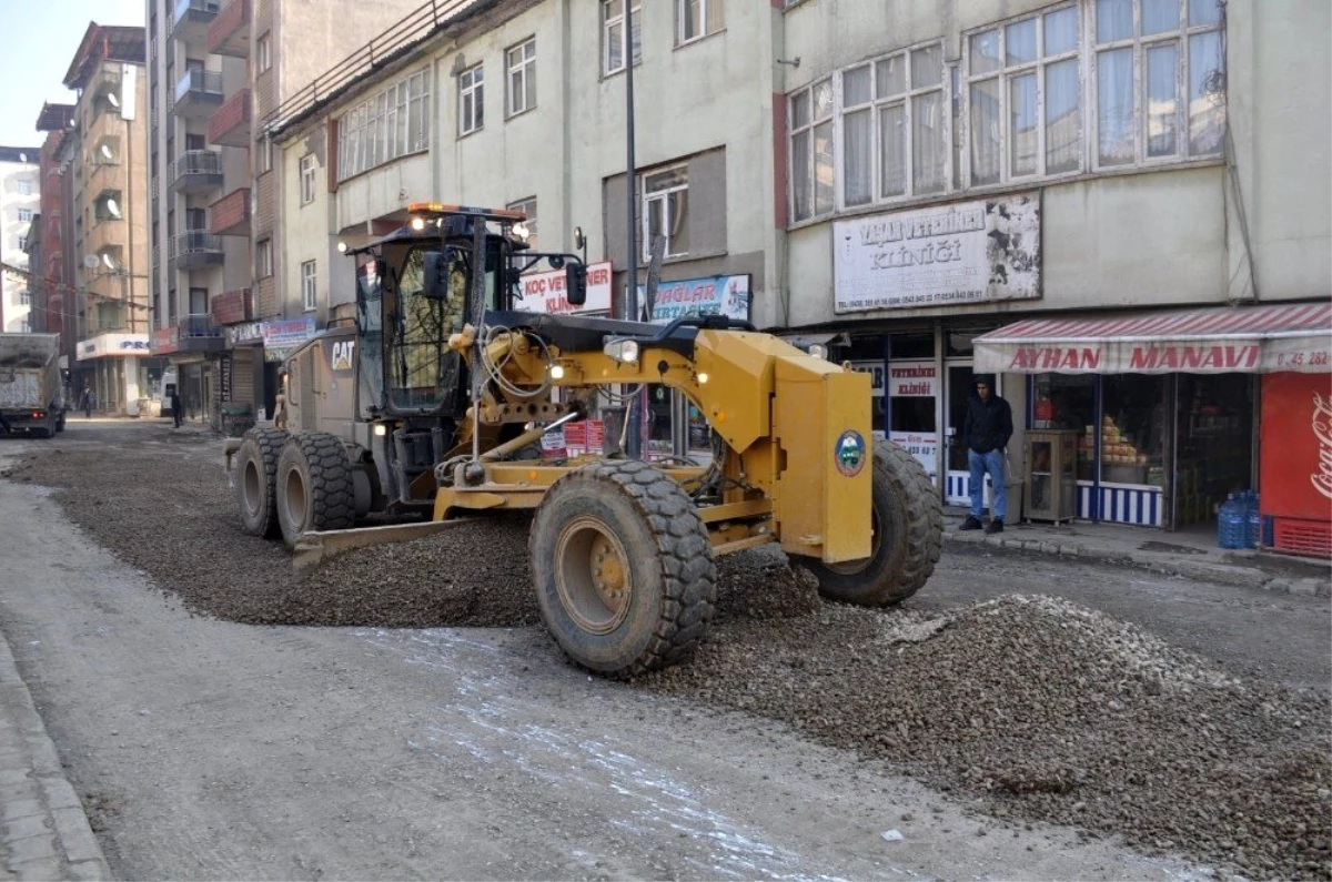 Yüksekova Belediyesi\'nden stabilize yol çalışmaları devam ediyor