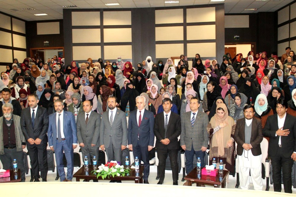 Afganistan\'da okuma yazma öğrenen 182 kadına sertifika verildi