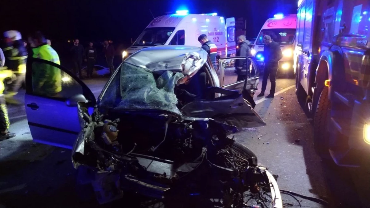 Aksaray\'da otomobil tırın altına girdi, 3 kişi hayatını kaybetti