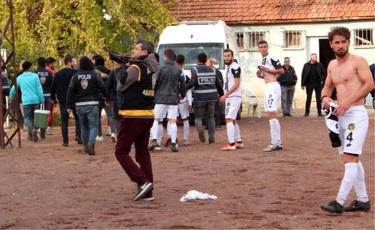 Alaşehir\'deki maç sonunda sahada kavga çıktı