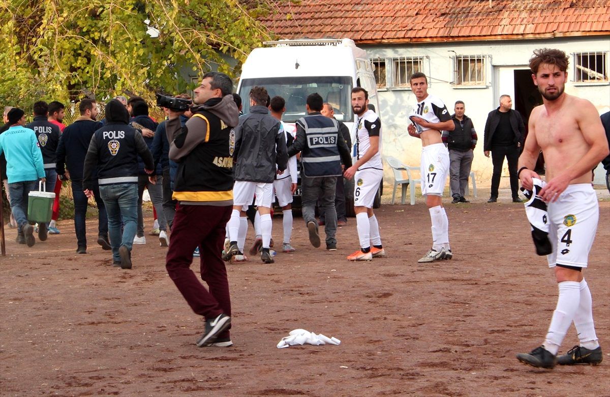 Amatör futbol maçında son dakika golüyle saha karıştı