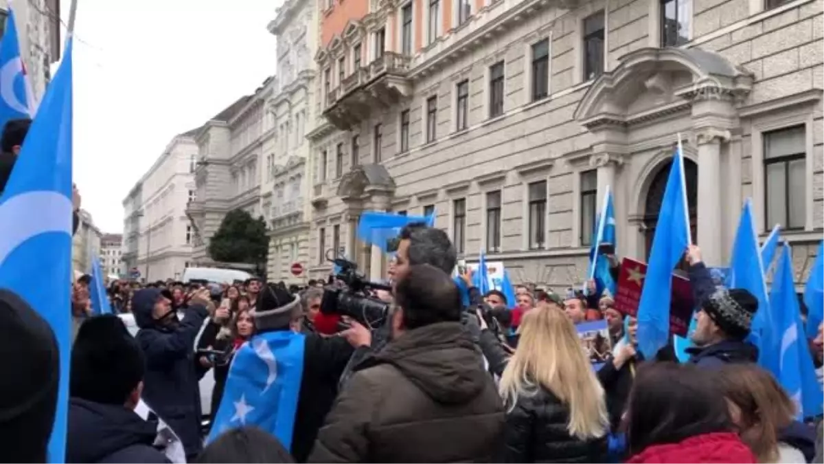 Avusturya\'da Çin\'in Uygur Türklerine yönelik hak ihlalleri protesto edildi