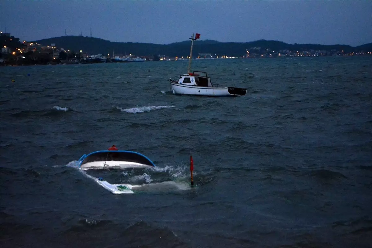 Ayvalık\'ta şiddetli lodos bazı ev ve iş yerlerinde hasara yol açtı