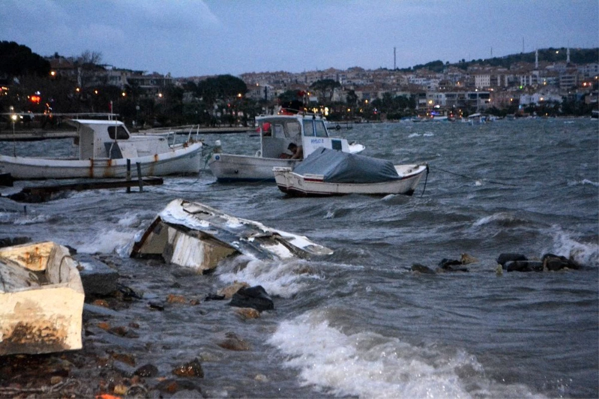 Ayvalık\'ta şiddetli lodos etkili oluyor