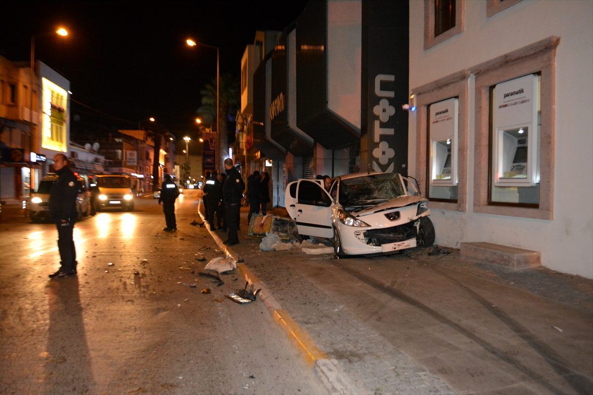 Balıkesir\'de otomobil ile traktör çarpıştı: 5 yaralı