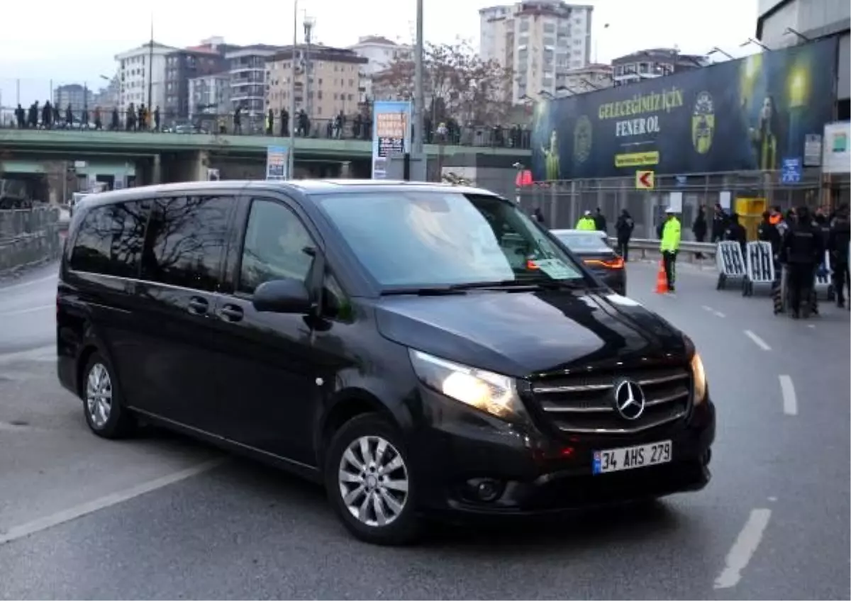 Beşiktaş ve Fenerbahçe takımları stada ulaştı