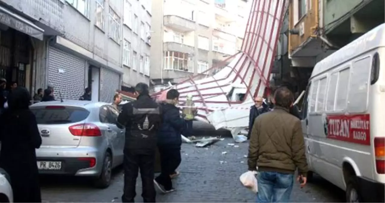 Beyoğlu\'nda lodos iş hanının çatısı araçların üzerine uçtu