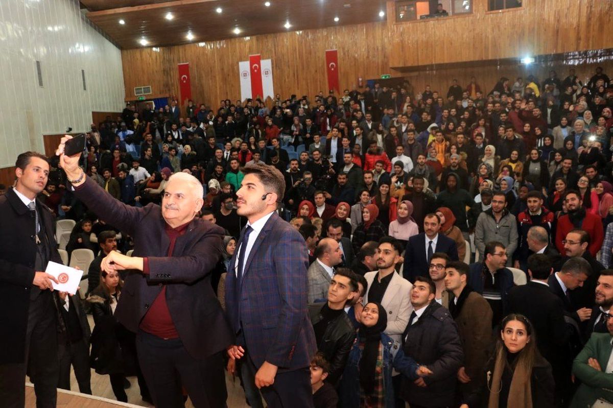 Binali Yıldırım\'ın "Koltuk elden gitti" esprisi herkesi güldürdü