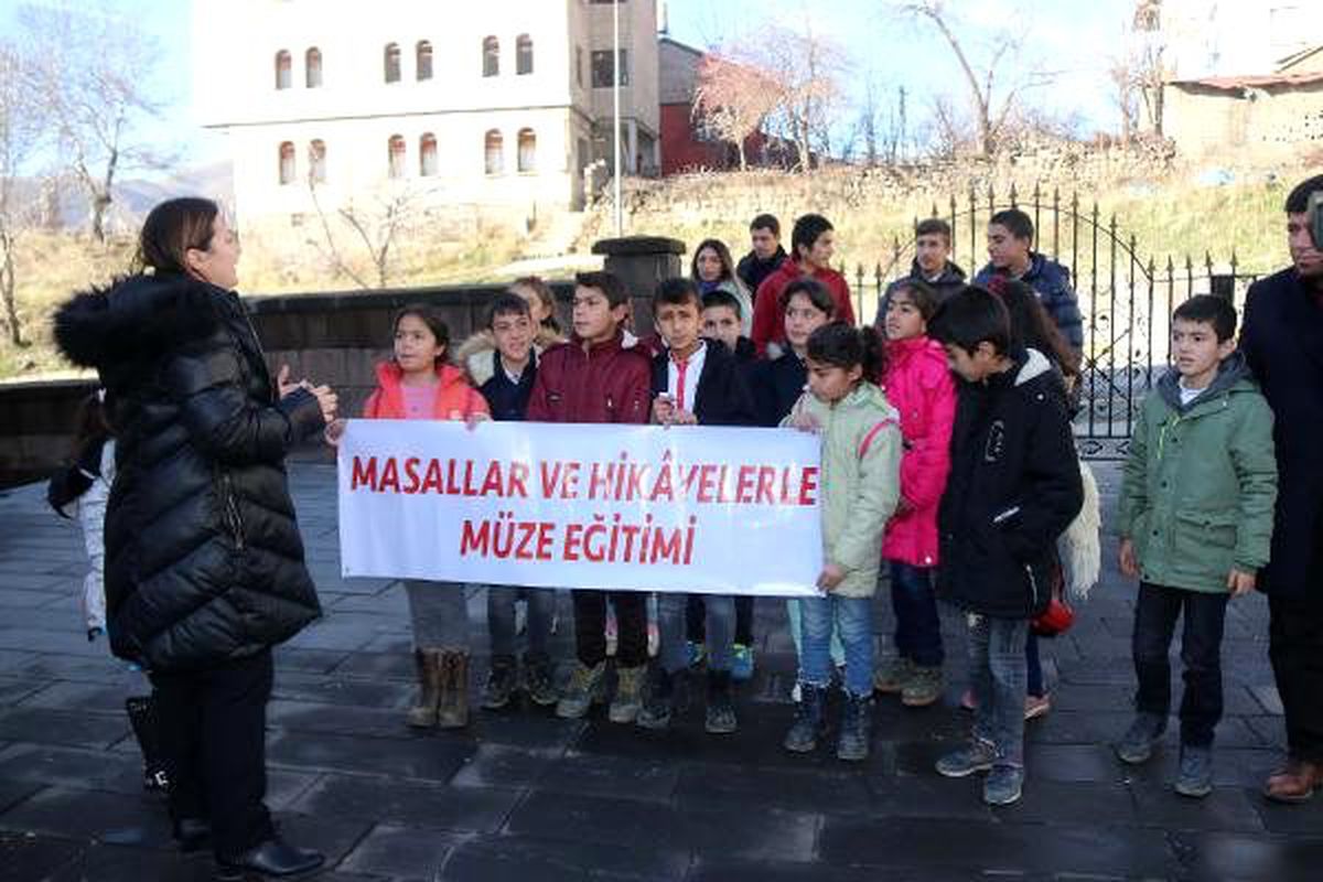 Bitlis\'te öğrenciler, tarihi mekanları gezip, kendi masallarını yazıyor (Tekrar)