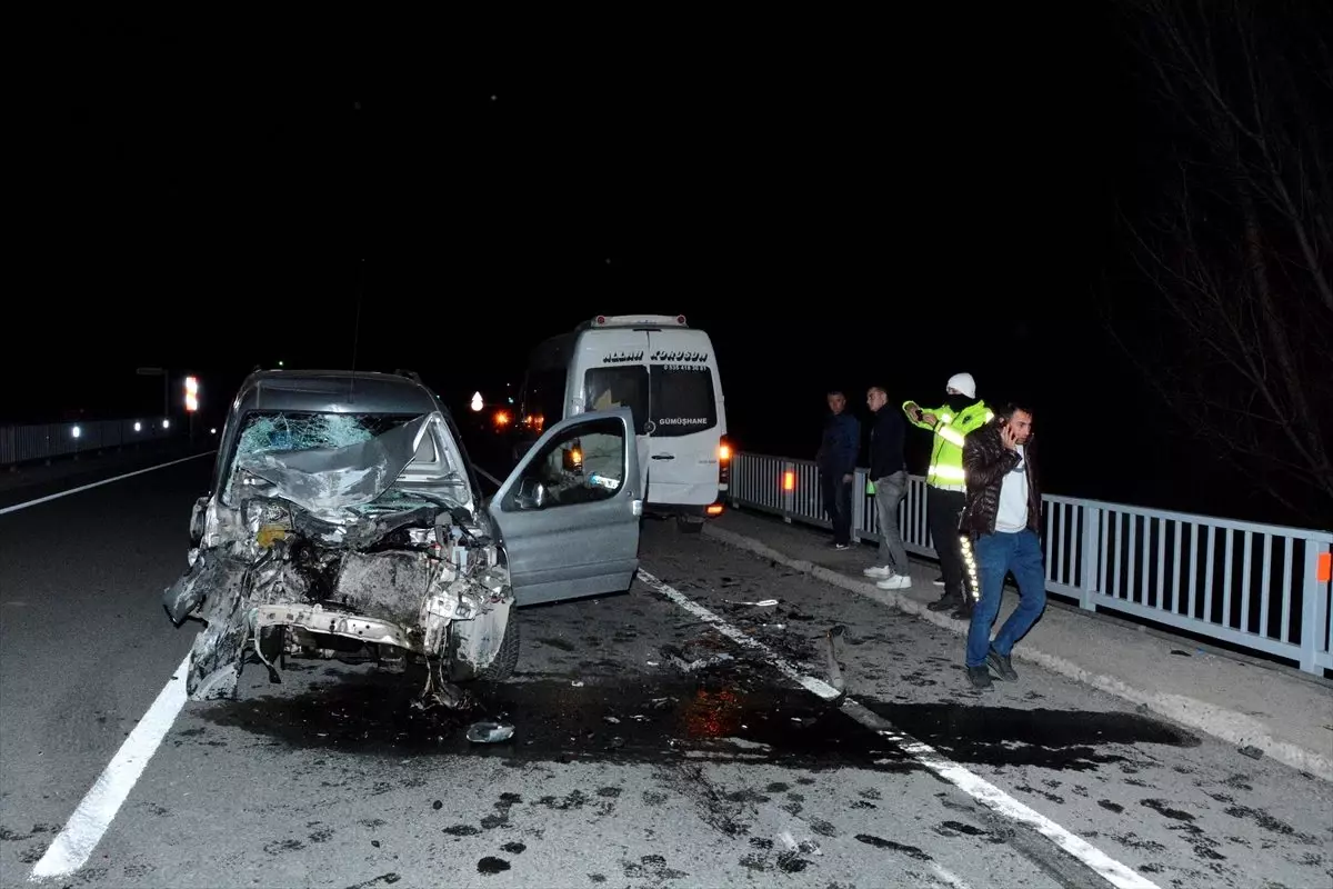 Gümüşhane\'de hafif ticari araç ile minibüs çarpıştı: 2 yaralı