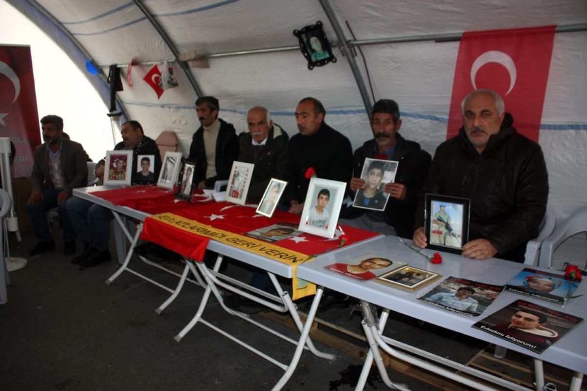 HDP önündeki ailelerin evlat nöbeti 111\'inci gününde