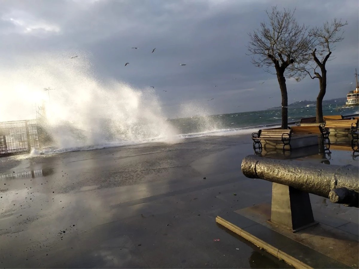 İstanbul\'da şiddetli rüzgar nedeniyle bazı vapur seferleri iptal edildi