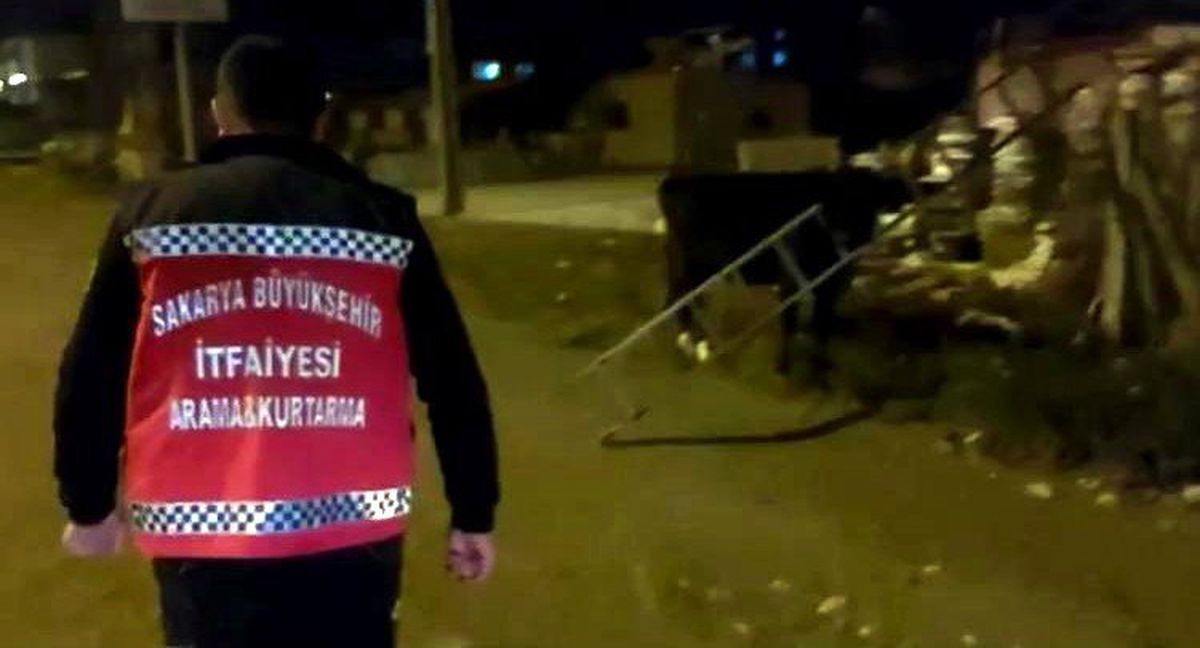 Kafasını merdivene sıkıştıran ineği itfaiye kurtardı