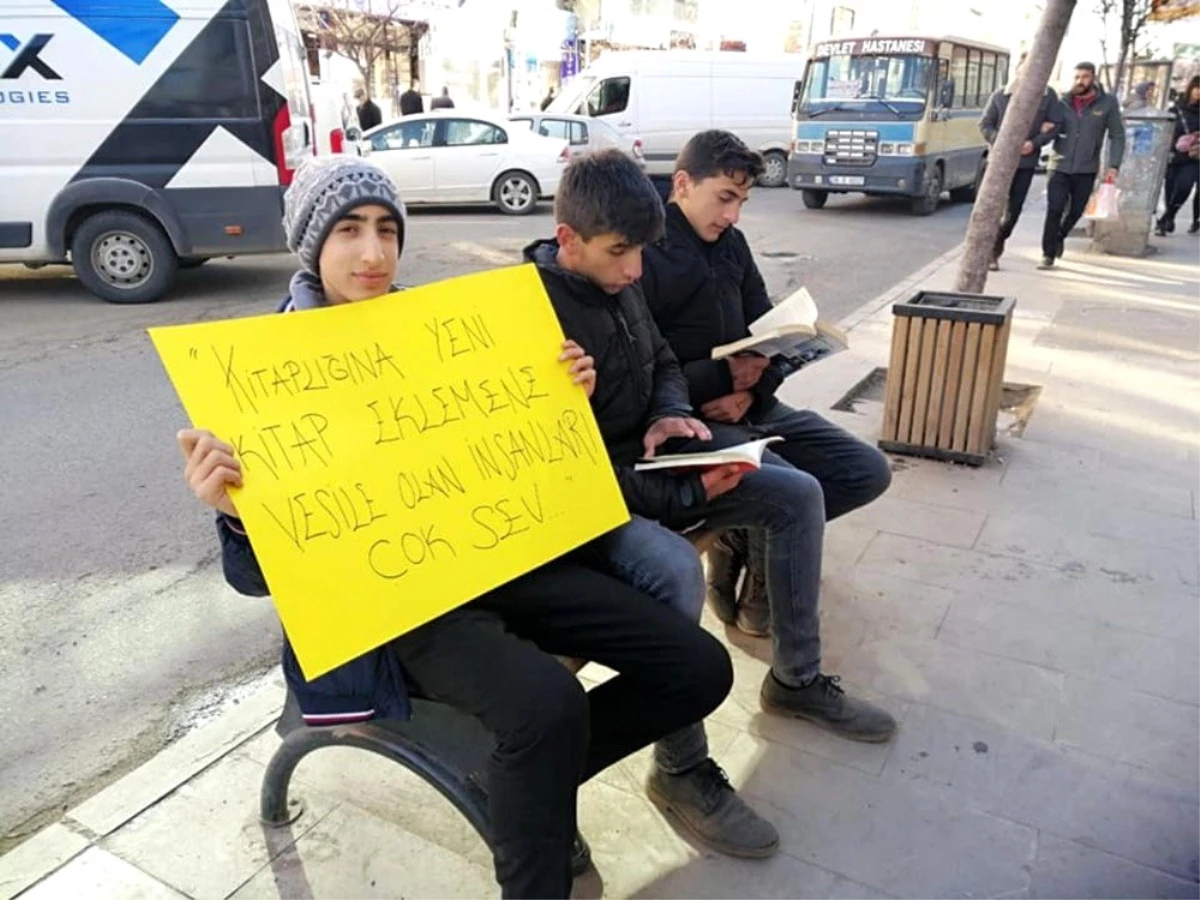 Kars\'ta liseli öğrencilerden okuma kampanyası