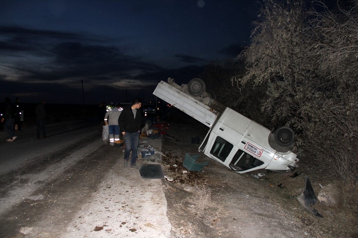 Kayseri\'de işçileri taşıyan kamyonet takla attı: 10 yaralı