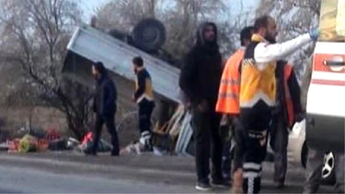 Kamyonet takla atarak ters döndü! Kasasında bulunan 10 kişi yaralandı