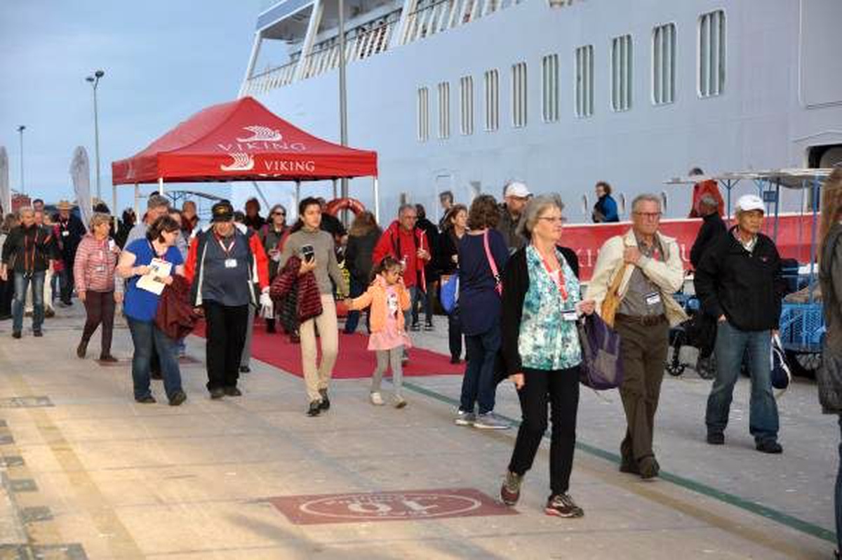 Kuşadası\'na iki kruvaziyerle 1500 turist geldi