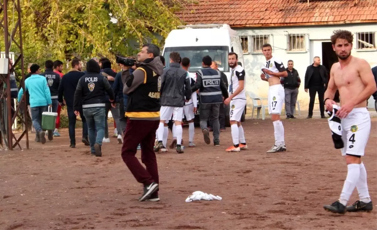 Maçın ardından futbolcular birbirine girdi