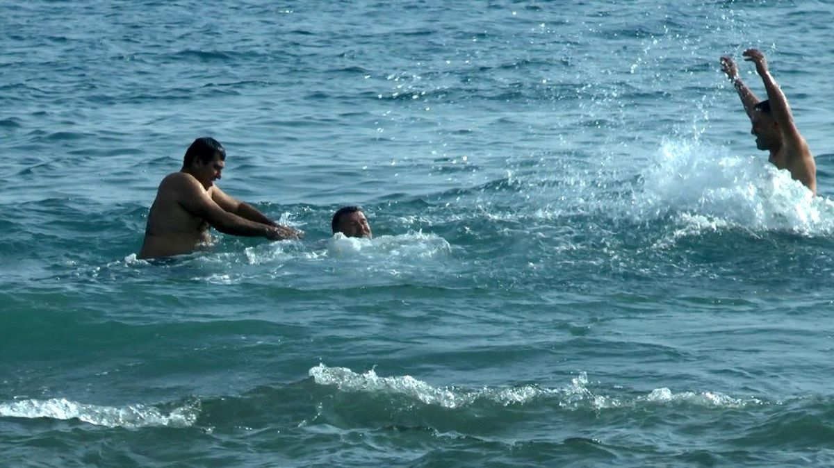 Mersin\'de hava sıcaklığı 18 dereceyi buldu, vatandaşlar denize girdi